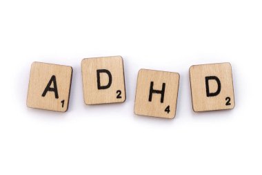 Londra, İngiltere - 5th Temmuz 2018: Kısaltma DEHB - dikkat eksikliği hiperaktivite bozukluğu - ahşap mektup Scrabble taşlarla, 5 Temmuz 2018 üzerinde spelt.