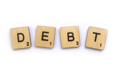 Londra, İngiltere - 5th Temmuz 2018: ahşap mektup Scrabble taşlarla, 5 Temmuz 2018 üzerinde spelt kelime borç,.