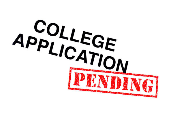 Заголовок заявления на поступление в колледж с красным штампом PENDING
. 