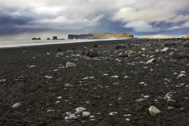 Siyah kum ve engebeli kıyı şeridi görünümünü Reynisfjara plajda, İzlanda'nın Güney sahil üzerinde Vik balıkçı köyü yakınlarında.