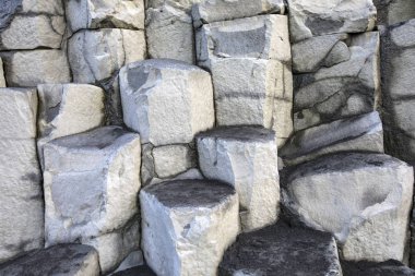 Bazalt taş yığınlarının veya İzlanda'nın Güney kıyılarında kumsalda Reynisfjara sütunlarda bir close-up.