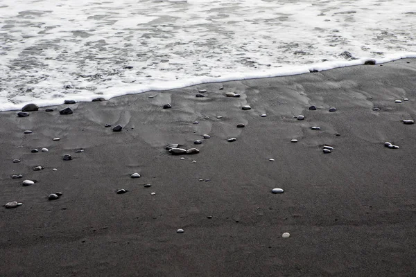 Вид Черный Песок Гальку Пляже Рейнисфьяра Недалеко Рыбацкой Деревни Вик — стоковое фото