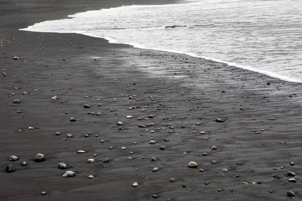 Вид Черный Песок Пляже Рейнисфьяра Рядом Рыбацкой Деревней Вик Южном — стоковое фото