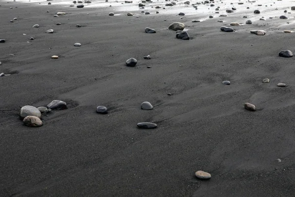 Zobacz Czarny Piasek Kamyczki Reynisfjara Plaży Pobliżu Rybackich Miejscowości Vik — Zdjęcie stockowe