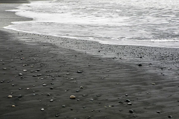 Вид Черный Песок Пляже Рейнисфьяра Рядом Рыбацкой Деревней Вик Южном — стоковое фото