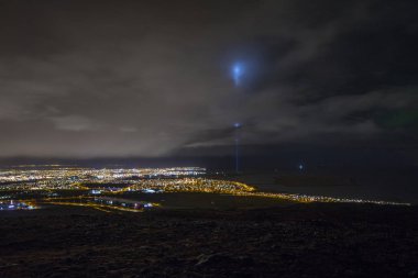 İzlanda'daki Reykjavik şehir ışıkları üzerinde güzel bir manzara. Barış Kulesi ışığında da olabilir edilmiş gördüm, 