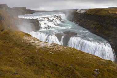 Muhteşem Gullfoss şelale, İzlanda'daki Hvita Nehri'nin kanyonda bulunan bir görüntü. Altın daire izinde popüler turistik yerler biridir. 