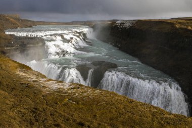 Muhteşem Gullfoss şelale, İzlanda'daki Hvita Nehri'nin kanyonda bulunan bir görüntü. Altın daire izinde popüler turistik yerler biridir. 