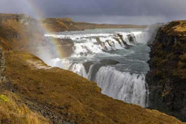 Muhteşem Gullfoss şelale, İzlanda'daki Hvita Nehri'nin kanyonda bulunan bir görüntü. Altın daire izinde popüler turistik yerler biridir. 