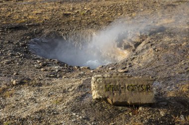 Litli Geysir bir görünümünü Haukadalur jeotermal Vadisi South Iceland'deki / daki yer alan. Haukadalur Vadisi Golden Circle turistik güzergah üzerinde popüler bir mekandır.