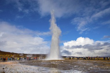 Güney İzlanda - 10th Ekim 2018: Muhteşem Strokkur güneybatı İzlanda'patlayan şofben. Bu ünlü Golden Circle turist iz üzerinde yer almaktadır.