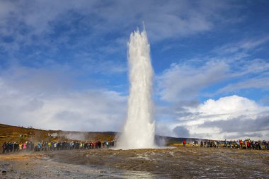 Güney İzlanda - 10th Ekim 2018: Muhteşem Strokkur güneybatı İzlanda'patlayan şofben. Bu ünlü Golden Circle turist iz üzerinde yer almaktadır.