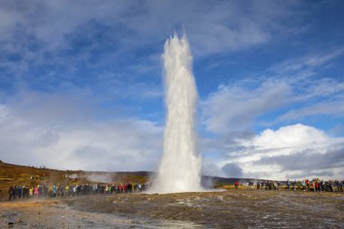 Güney İzlanda - 10th Ekim 2018: Muhteşem Strokkur güneybatı İzlanda'patlayan şofben. Bu ünlü Golden Circle turist iz üzerinde yer almaktadır.