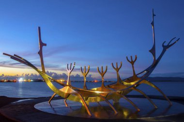 Reykjavik, İzlanda - 10th Ekim 2018: İzlanda'daki Reykjavik şehir içinde etkileyici güneş Voyager heykel bir görünüm. 