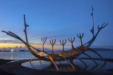 Reykjavik, İzlanda - 10th Ekim 2018: İzlanda'daki Reykjavik şehir içinde etkileyici güneş Voyager heykel bir görünüm. 