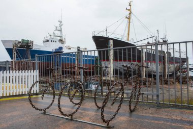 Reykjavik, İzlanda - 11th Ekim 2018: büyük gemilerin zincirlerle Reykjavik şehir eski limanda, arka planda İzlanda yapılmış Bisikletler. 