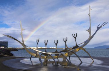 Reykjavik, İzlanda - 8th Ekim 2018: Reykjavik, İzlanda, yukarıda bir gökkuşağı ile güneş Voyager heykel bir görünüm. 