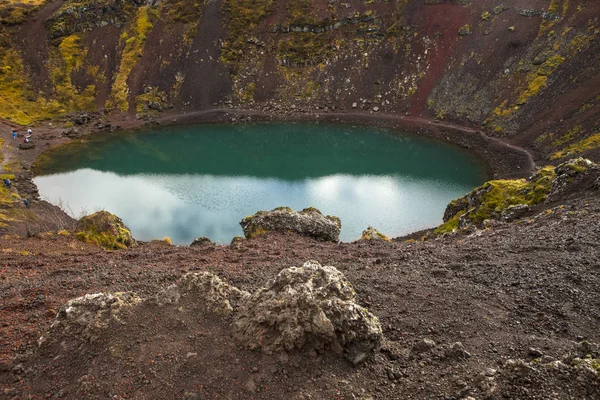 Güney İzlanda'daki Kerid krater görünümünü. Bu bir volkanik krater gölü ve Golden Circle - bir popüler turistik yol yer alan.