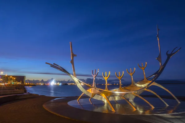 Reykjavík Islandia Października 2018 Widok Imponujące Rzeźby Sun Voyager Miasta — Zdjęcie stockowe