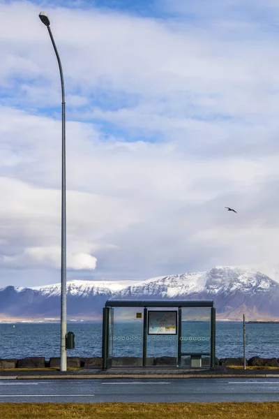 Eine Bushaltestelle Mit Einer Malerischen Aussicht Der Historischen Stadt Reykjavik — Stockfoto