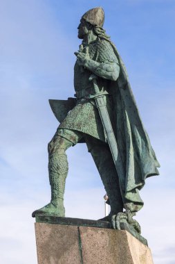 Viking explorer Leif Eiriksson heykeli yer alan dış Reykjavik Katedrali veya tanımlıkHallgrimskirkja Lutheran Kilisesi tarihi şehir Reykjavik, İzlanda.