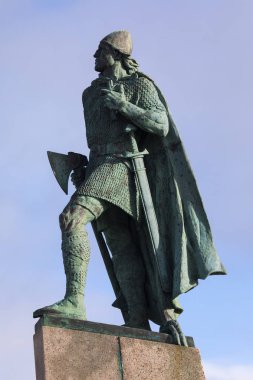 Viking explorer tanımlıkHallgrimskirkja Lutheran Kilisesi, Reykjavik, İzlanda tarihi şehir dışında yer alan Leif Eiriksson heykeli.
