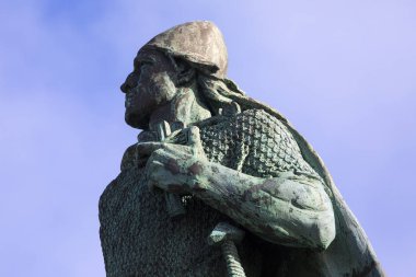 Viking explorer tanımlıkHallgrimskirkja Lutheran Kilisesi, Reykjavik, İzlanda tarihi şehir dışında yer alan Leif Eiriksson heykeli.