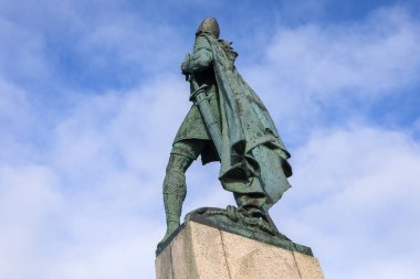 Viking explorer Reykjavik Katedrali veya tanımlıkHallgrimskirkja Lutheran Kilisesi Reykjavik, İzlanda tarihi şehir dışında yer alan Leif Eiriksson heykeli.