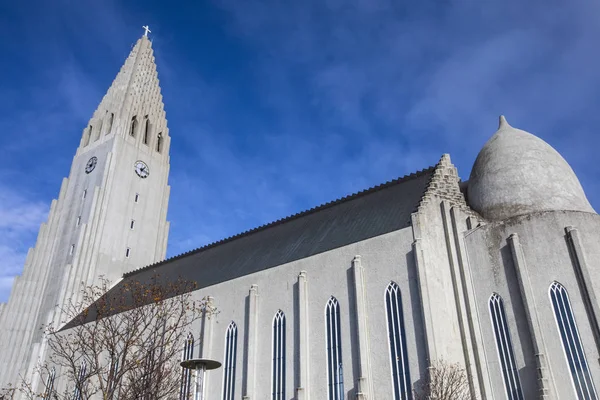 冰岛雷克雅未克市宏伟的雷克雅未克大教堂 也被称为 Hallgrimskirkja 路德教会教堂的景色 — 图库照片