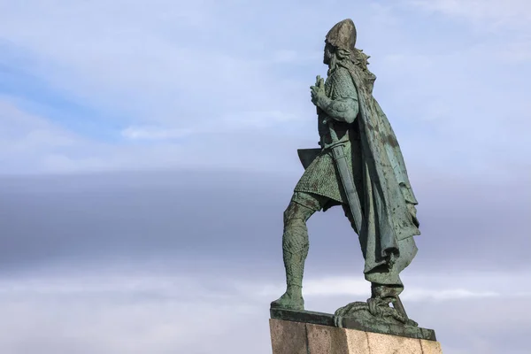 Estátua Explorador Viking Leif Eiriksson Situada Fora Catedral Reykjavik Igreja — Fotografia de Stock