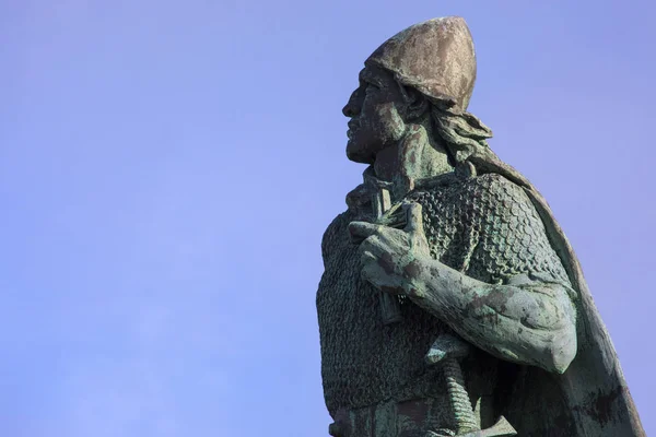 Estátua Explorador Viking Leif Eiriksson Situada Fora Igreja Luterana Hallgrimskirkja — Fotografia de Stock