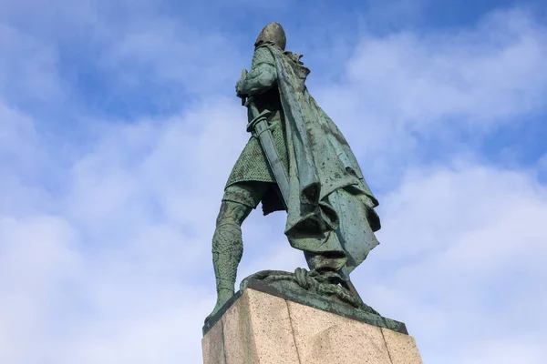 Estátua Explorador Viking Leif Eiriksson Situada Fora Catedral Reykjavik Igreja — Fotografia de Stock