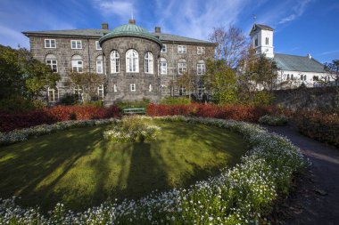 Reykjavik, İzlanda - 8th Ekim 2018: Güzel Parlamentosu ev bahçe Reykjavik, İzlanda'daki şehirde. Bahçe İzlanda'nın ulusal parlamento evleri ve halka açık olan binanın arkasındaki yer alır. 