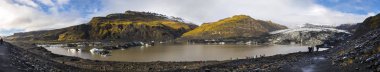 Güney İzlanda - 9th Ekim 2018: Güney İzlanda'daki Solheimajokull buzul panoramik manzaralı. İklim değişikliğinden kaynaklanan sıcaklık ısınma nedeniyle hızla eriyor.