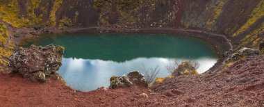 Güney İzlanda'daki Kerid krater görünümünü. Bu bir volkanik krater gölü ve Golden Circle - bir popüler turistik yol yer alan.