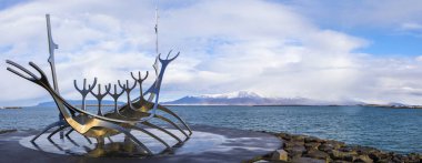 Reykjavik, İzlanda - 8th Ekim 2018: Panoramik şehir Reykjavik İzlanda'daki etkileyici güneş Voyager heykel. 