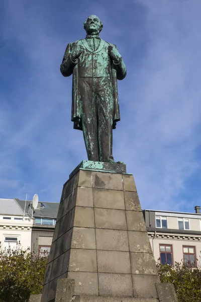 Ένα Άγαλμα Του Jon Sigurdsson Βρίσκεται Στην Austurvollur Πλατεία Απέναντι — Φωτογραφία Αρχείου