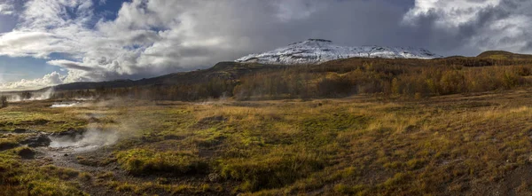 Uma Vista Das Termas Termais Localizadas Vale Geotérmico Haukadalur Islândia — Fotografia de Stock