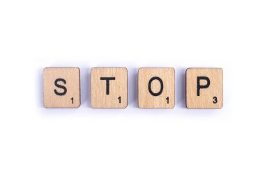 Londra, İngiltere - 7 Temmuz 2018: ahşap mektup Scrabble taşlarla, 7 Temmuz 2018 üzerinde spelt kelime durak,.