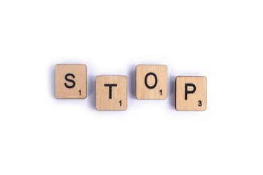 Londra, İngiltere - 7 Temmuz 2018: ahşap mektup Scrabble taşlarla, 7 Temmuz 2018 üzerinde spelt kelime durak,.