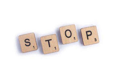 Londra, İngiltere - 7 Temmuz 2018: ahşap mektup Scrabble taşlarla, 7 Temmuz 2018 üzerinde spelt kelime durak,.
