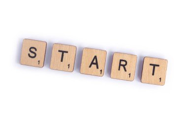 Londra, İngiltere - 7 Temmuz 2018: ahşap mektup Scrabble taşlarla, 7 Temmuz 2018 üzerinde spelt word başlangıç,.