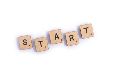 Londra, İngiltere - 7 Temmuz 2018: ahşap mektup Scrabble taşlarla, 7 Temmuz 2018 üzerinde spelt word başlangıç,.