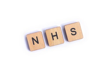 Londra, İngiltere - 7 Temmuz 2018: Kısaltma Nhs - Ulusal Sağlık Servisi - ahşap mektup Scrabble taşlarla, 7 Temmuz 2018 üzerinde spelt.
