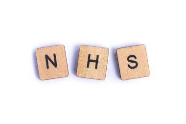 Londra, İngiltere - 7 Temmuz 2018: Kısaltma Nhs - Ulusal Sağlık Servisi - ahşap mektup Scrabble taşlarla, 7 Temmuz 2018 üzerinde spelt.