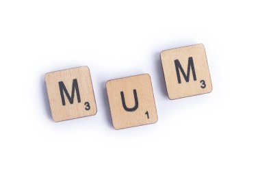 Londra, İngiltere - 7 Temmuz 2018: Kelime annem ahşap mektup Scrabble taşlarla, 7 Temmuz 2018 üzerinde spelt.