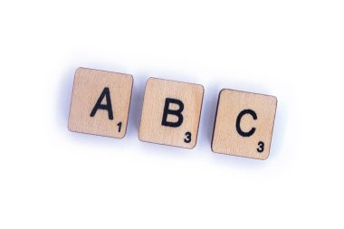 Londra, İngiltere - 8th Temmuz 2018: ahşap mektup Scrabble taşlarla, 8 Temmuz 2018 üzerinde spelt Abc harflerinden,.