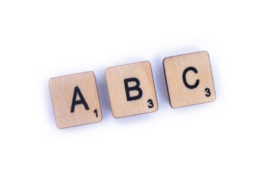 Londra, İngiltere - 8th Temmuz 2018: ahşap mektup Scrabble taşlarla, 8 Temmuz 2018 üzerinde spelt Abc harflerinden,.