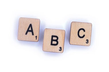 Londra, İngiltere - 8th Temmuz 2018: ahşap mektup Scrabble taşlarla, 8 Temmuz 2018 üzerinde spelt Abc harflerinden,.