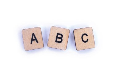 Abc, mektup yazıldığını ahşap mektup taşlarla.